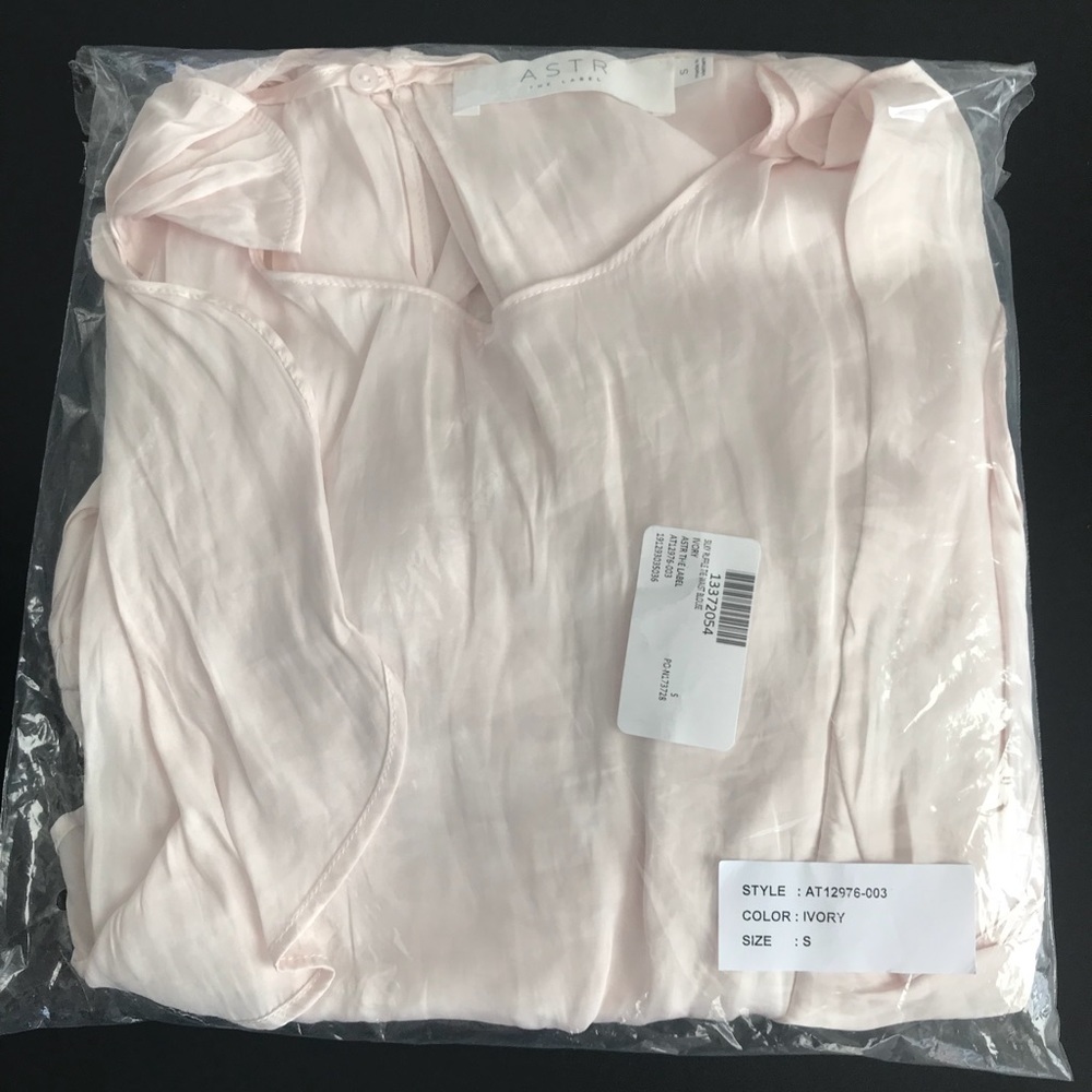 ASTR the Label Silky Ruffle Long Sleeve Blouse Wht - Picture 4 of 5
